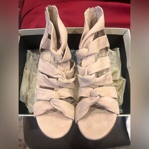 Elizabeth and James Nude Heels